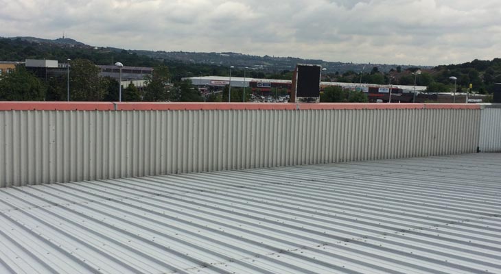 Parapet wall with single skin metal profile sheets