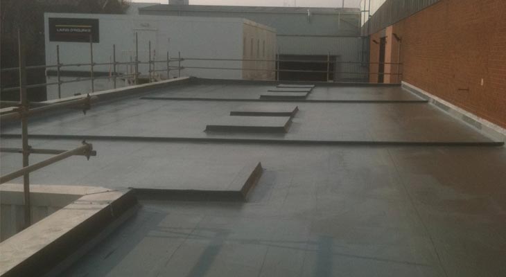 Complete view of the same lower flat roof in the opposite direction