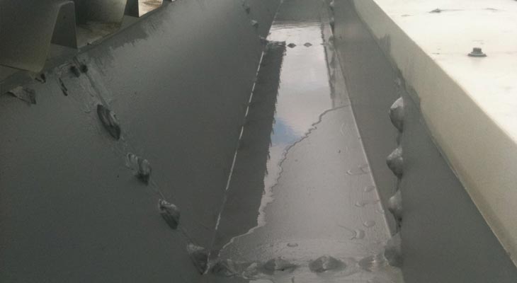 Treated industrial gutter with hydrophobic beading water