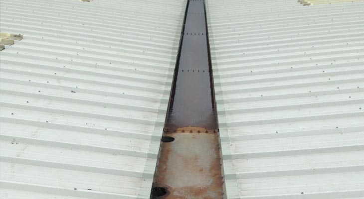 Valley gutter with Giromax applied to the eaves on both sides