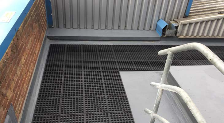 Flat roof corner with rubber interlocking mats