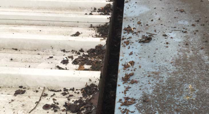 Cleaning narrow industrial gutters